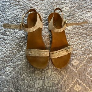 Vionic Women's Cream Sandals with heel. Size 9.
